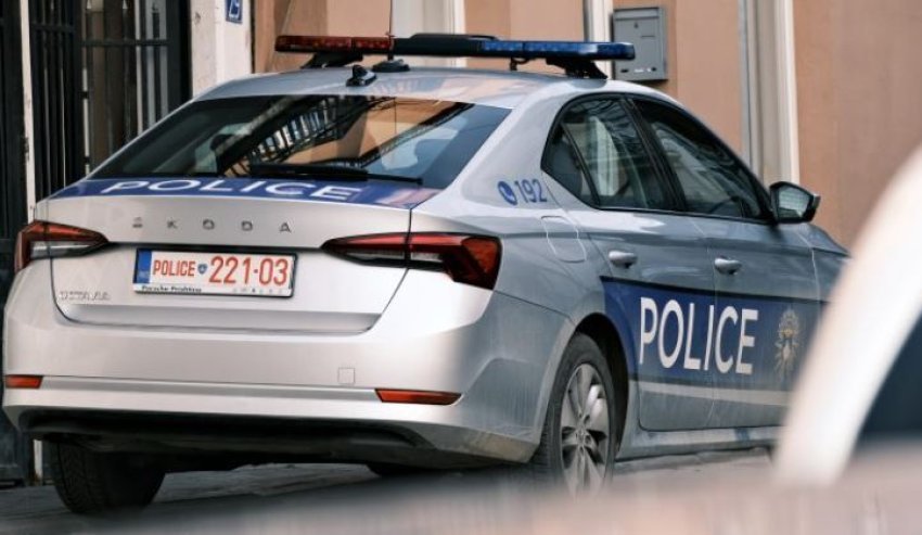 Arrestohet i riu me marihuanë në oborrin e gjimnazit në Ferizaj, zbulohet edhe droga në banesë