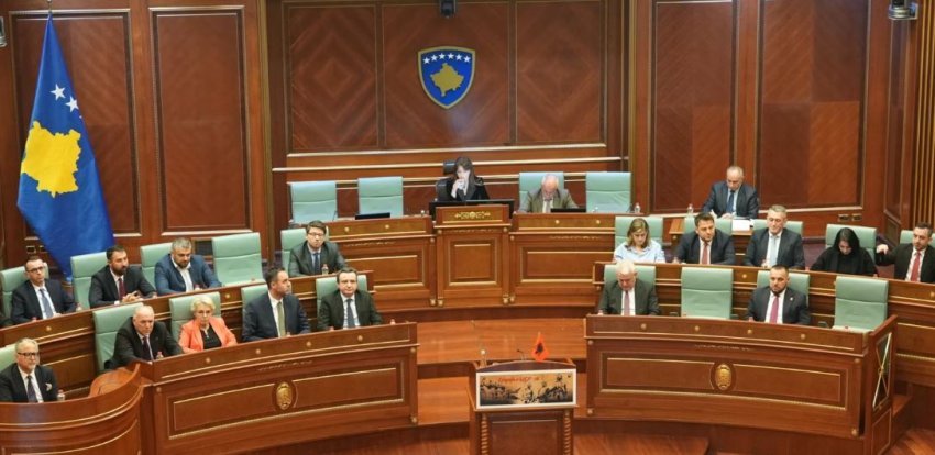 Përfundon takimi i presidentes Osmani me liderët e partive PDK, LDK dhe AAK për caktimin e datës së zgjedhjeve, VV-ja sërish mungon.