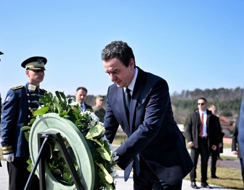 Kurti bën homazhe në Prekaz për 28-vjetorin e Epopesë së UÇK-së