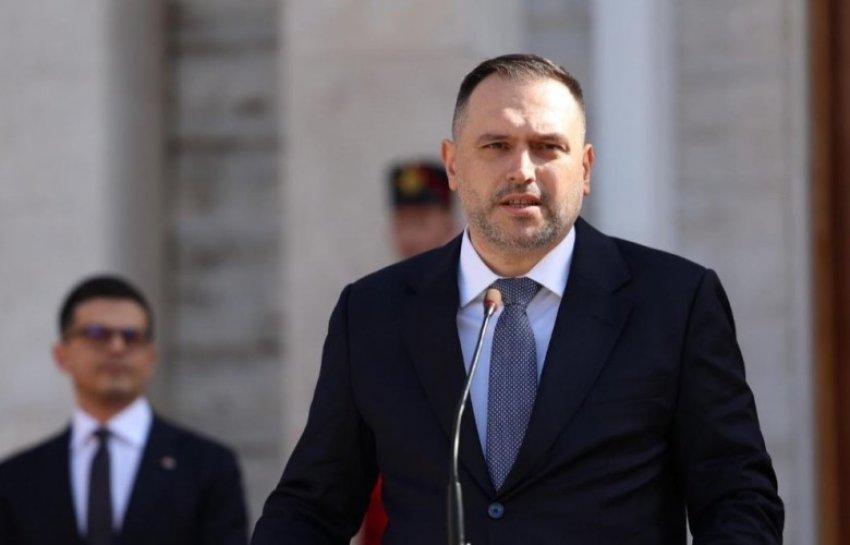 Ermal Nufi prezantohet ministër i ri i Mbrojtjes, Vengu: Shqipëria në duar të sigurta