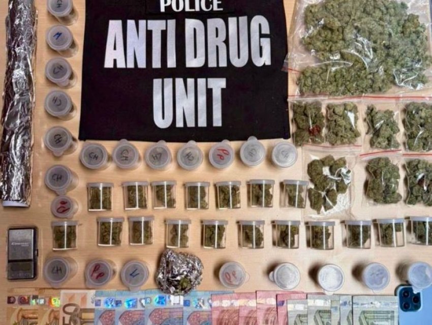 Njësia për Hetimin e Trafikimit me Narkotik në Prishtinë arreston një të dyshuar në Fushë Kosovë me mbi pesë kilogramë substanca narkotike.