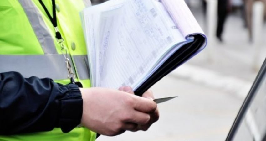 Shofer kapet duke vozitur trefishin e shpejtësisë, ndalohet për 9 muaj dhe gjobitet 400 euro