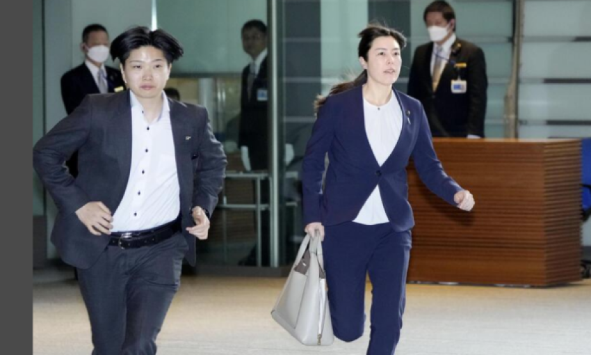 Ministrja japoneze vrapon për në mbledhjen e Qeverisë dhe kërkon falje për vonesën