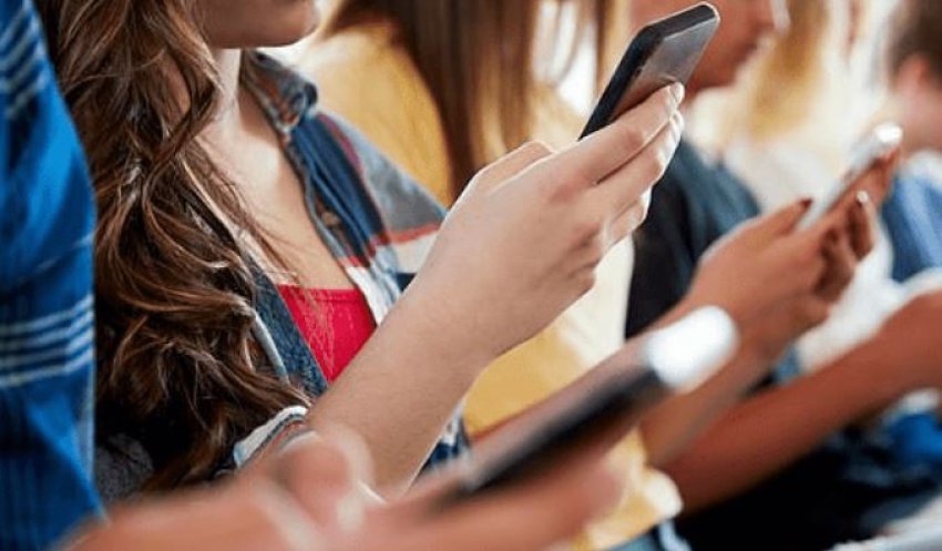 Deputetët britanikë refuzojnë ndalimin e plotë të mediave sociale për të rinjtë nën 16 vjeç