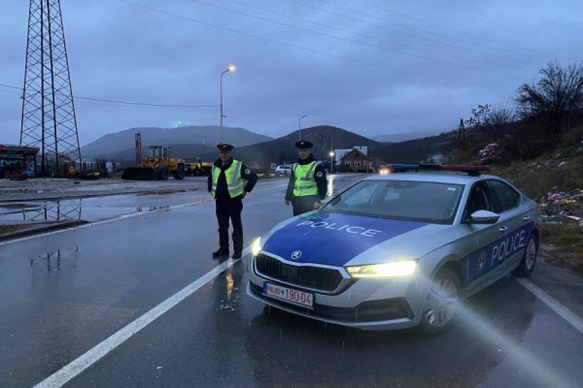 Veturat me targa serbe hynë kundërligjshëm në Kosovë, drejtuesit janë arrestuar.