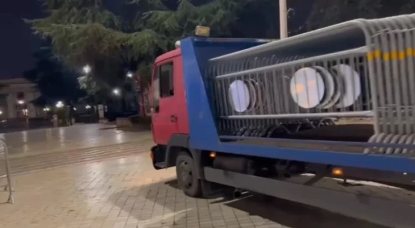 Parlamenti shqiptar blindohet për protestën e opozitës