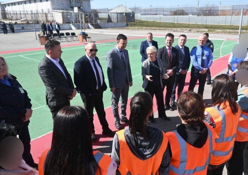 Ministrja Donika Gërvalla vizitoi Qendrën Korrektuese për Femra në Lipjan së bashku me Zëvendësministrin Genc Nimoni dhe Drejtorin Ismail Dibrani.