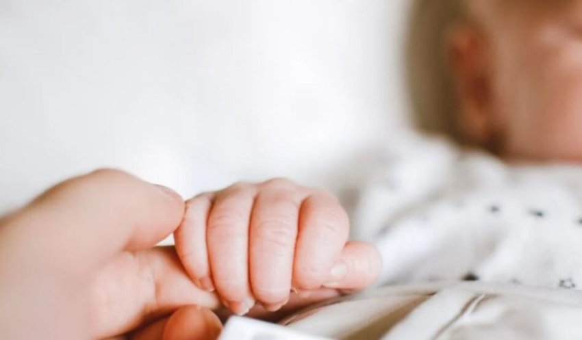 Foshnja 2-muajshe nga Korça është nisur me urgjencë drejt Tiranës për mjekim më të specializuar.