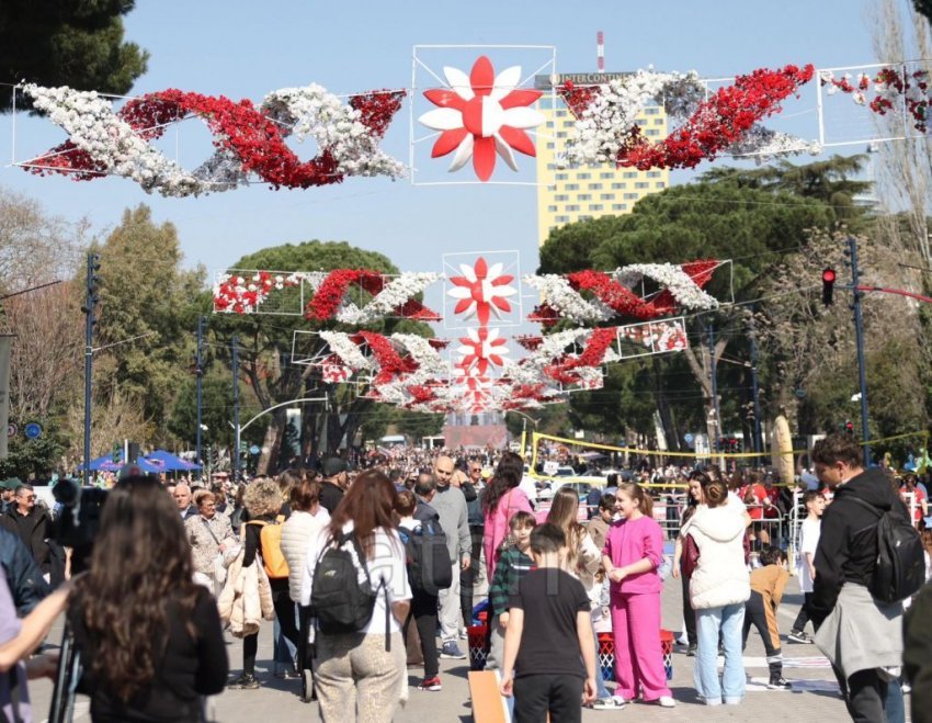 Elbasani ka fituar statusin e kryeqytetit të Shqipërisë për festimet e Ditës së Verës me mijëra vizitorë dhe aktivitetet kanë nisur disa ditë më parë.