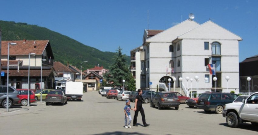 I dehuri kanos me sëpatë fqinjin dhe dëmton derën në Zubin Potok, arrestohet nga policia