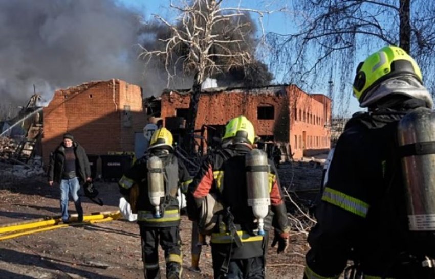 Katër të vrarë dhe 15 të plagosur në sulmin ajror rus pranë Kievit, dëmtim i infrastrukturës energjetike në pesë rajone sipas Zelenskyt.