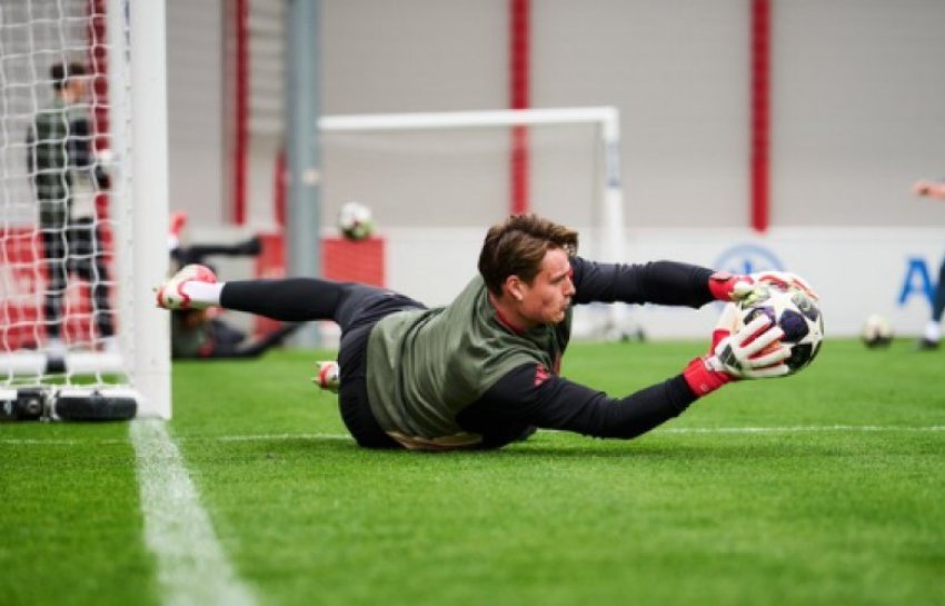 Kompany konfirmon se Leonard Prescott mund të aktivizohet në portën e Bayern Munih ndaj Atalantas në Champions League.