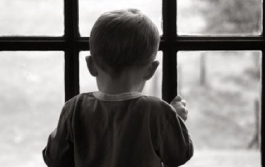 Babai denoncon dhunën ndaj fëmijës 3-vjeçar në Pejë, dorëzon video në polici