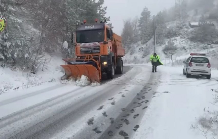 Bora bllokon pikën kufitare Kullë-Rozhajë në Mal të Zi