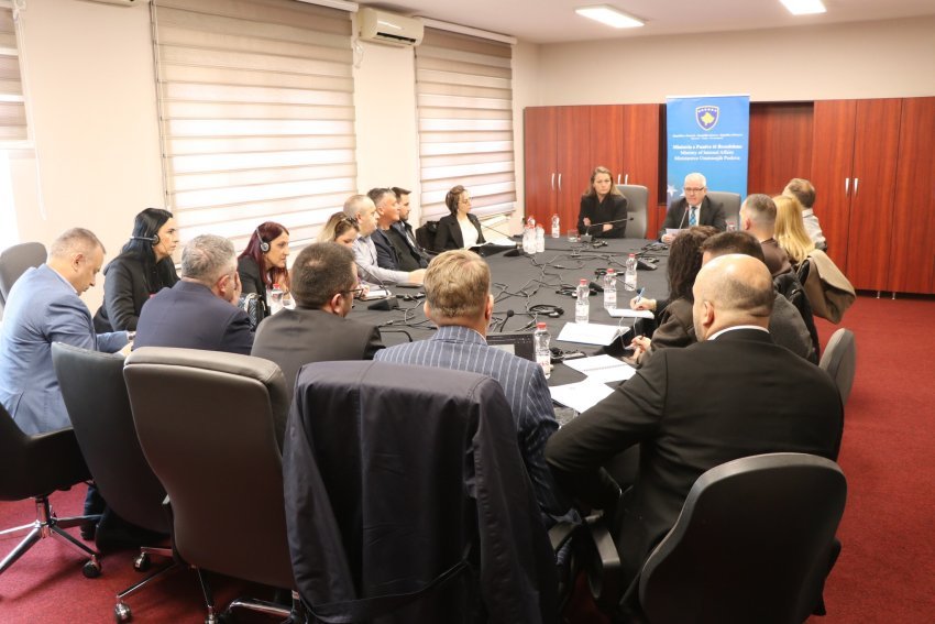 Ministri Sveçla diskuton për zbatimin e Ligjit për Automjete dhe Ligjit për të Huaj në Mitrovicë