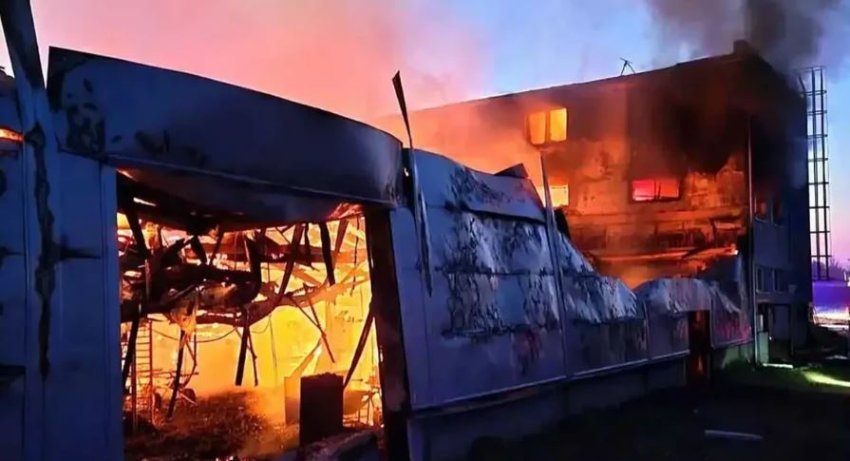 Zjarr i dyshuar terrorist në fabrikën industriale në Çeki, aktivistët marrin përgjegjësinë