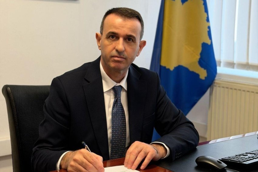 Ministri Gashani mohon heqjen e fotos së presidentes Osmani nga zyra