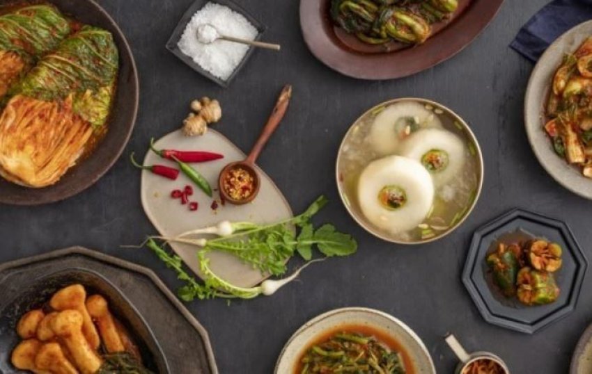 Kimçi dhe ushqimet e tjera fermentuese ndihmojnë në largimin e mikroplastikës nga trupi