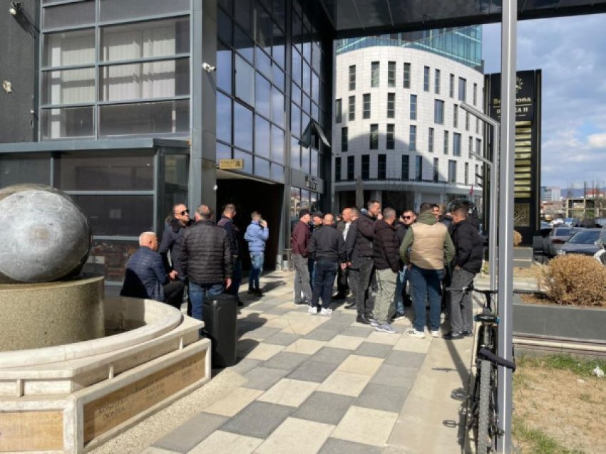 Punëtorët e “Prishtina Parking” protestojnë për rritje pagash dhe kushte më të mira