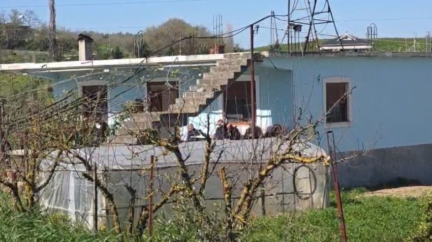 Krim familjar në Roskovec: 80-vjeçari vret gruan dhe më pas veten pas një konflikti banal
