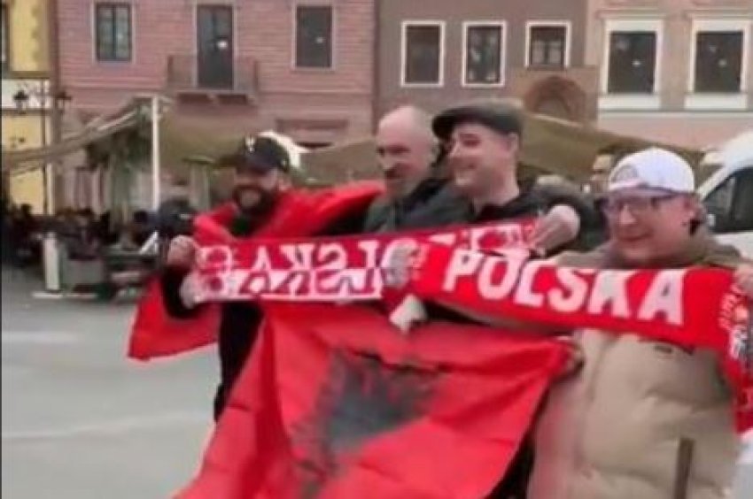 Tifozët shqiptarë dhe polakë krijojnë atmosferë festive në Varshavë para ndeshjes