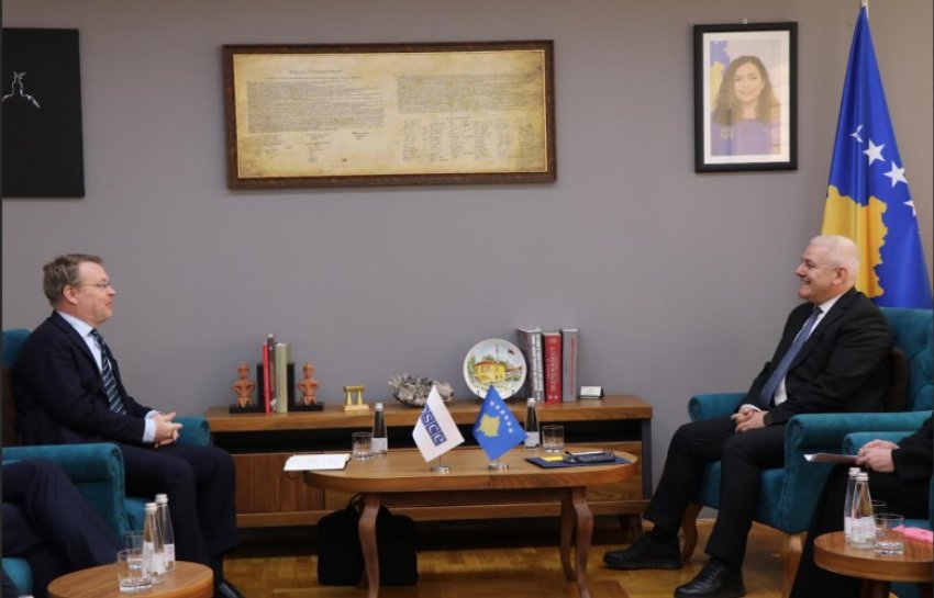 Ministri Sveçla priti Komisionerin e OSBE-së për Minoritetet, Christophe Kamp