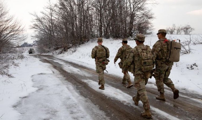 Ushtarët amerikanë të Gardës Kombëtare të Floridas patrullojnë kufirin e Kosovës