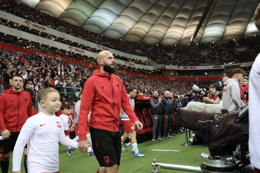 Largohen nga Kombëtarja Arlind Ajeti dhe Ylber Ramadani për ndeshjen ndaj Ukrainës më 31 mars në Valencia.