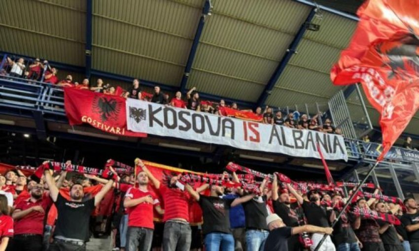 Tifozat Kuq e Zi mbështesin Dardanët me mesazhin “Kosova është zemra e Shqipërisë”