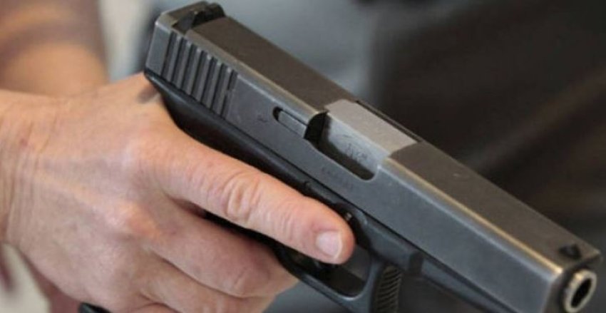 Kapet me armë në veturë në Lipjan, i dyshuari shoqërohet nga policia