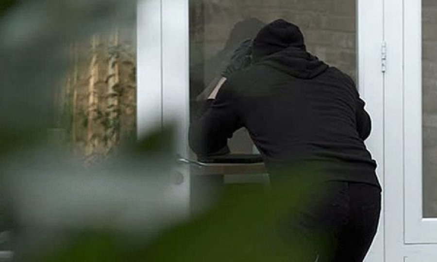 Vjedhje me forcë e parave dhe stolit të arit në një shtëpi në Klinë