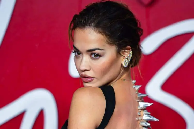 Rita Ora mbështet Kosovën dhe Shqipërinë në kualifikimet për Kupën e Botës