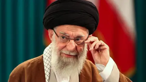 Varrosja e Ajatollah Khamenei në Mashhad pas sulmit fatal
