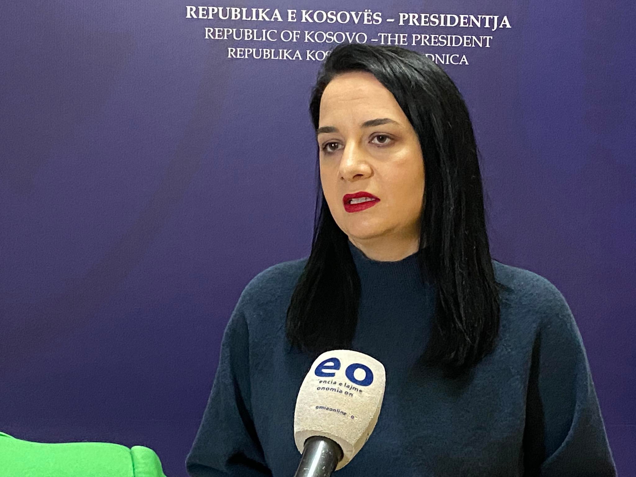 Vëllai i Fitore Pacollit ka publikuar një fotografi të krijuar me AI ku shfaqen Osmani, Vuçiq, Rama dhe Grenell së bashku, duke i akuzuar për bashkëpunim kundër Kurtit.