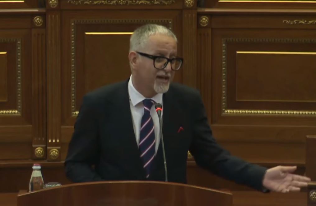 Arben Vitia i përgjigjet deputetes Bajrami për milionerët dhe çmimet e barnave