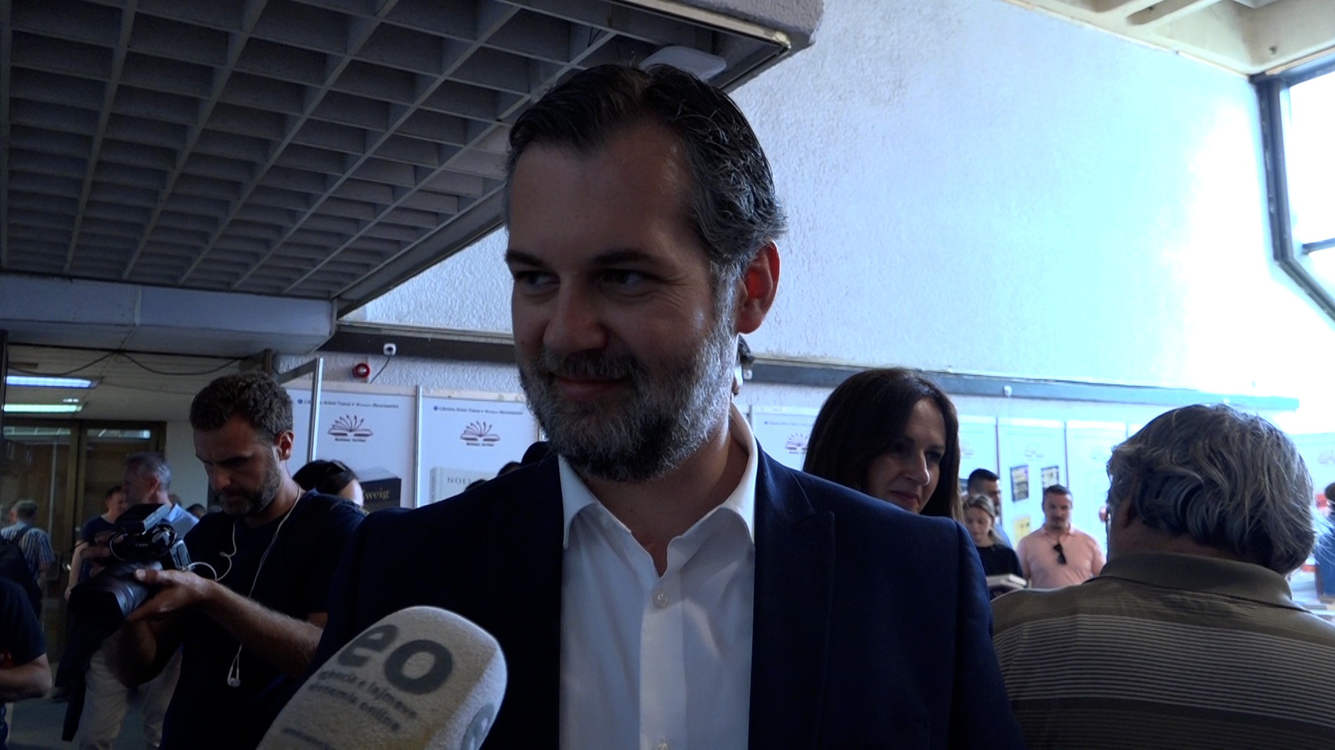 Hajrulla Çeku ka pranuar zyrtarisht detyrën e Ministrit të Arsimit dhe Shkencës nga Arbërie Nagavci në ceremoninë e pranim-dorëzimit.