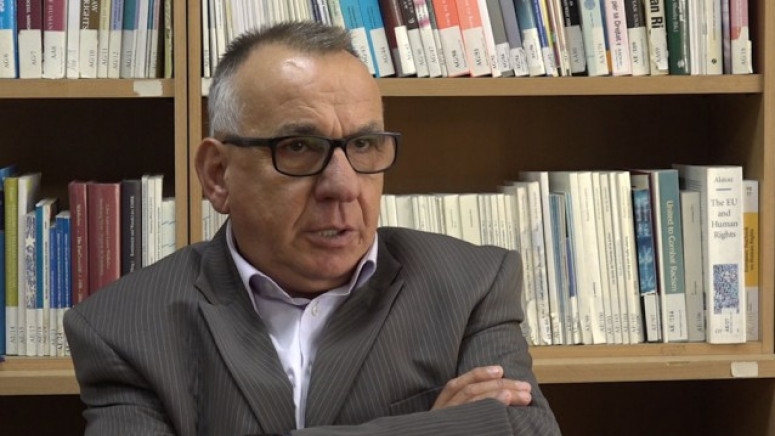 Enver Hasani është ftuar në Prokurorinë Themelore në Prishtinë më 17 mars 2026 për intervistim lidhur me pretendimet për diplomën e falsifikuar të Avni Pukës.