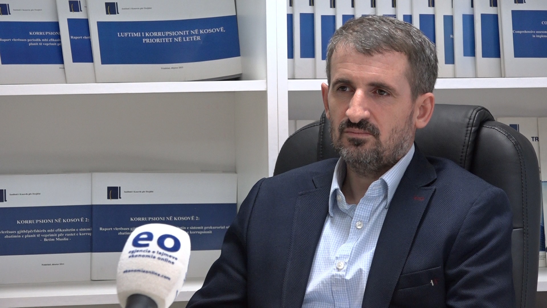 Kushtetuesja: Deputetët nuk detyrohen të qëndrojnë në sallë për votimin e Presidentit