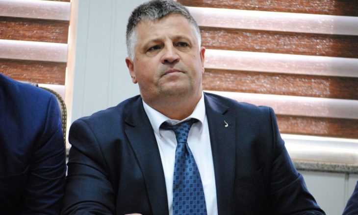 Fotografia e Thaçit në mbeturina shkakton reagime të forta në Kosovë