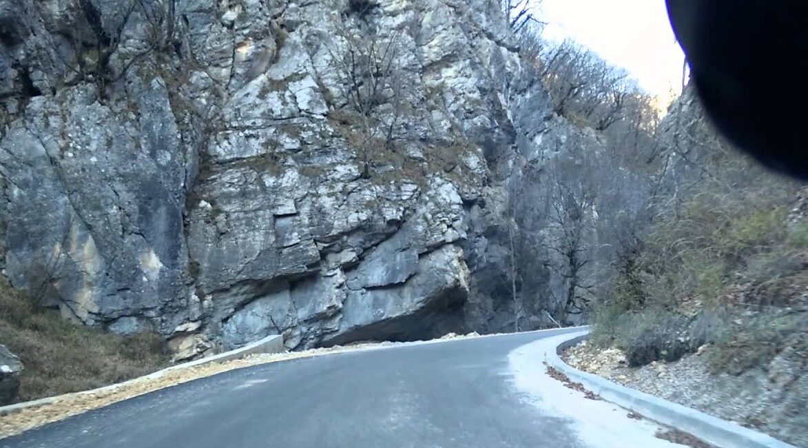 Rruga Pejë–Kullë–Rozhajë e kalueshme, por e vështirësuar për automjetet e rënda