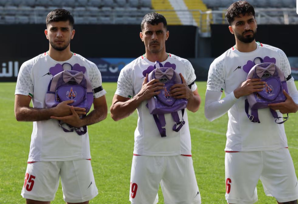 Futbollistët iranianë protestojnë për vajzat e vrara duke mbajtur çanta shkolle