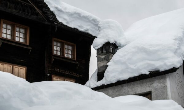 Reshje rekord bore në Alpet zvicerane shkaktojnë rrezik të lartë ortekësh