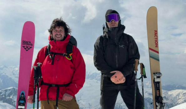 Dy kosovarë, Dren Menda Mullaademi dhe Fis Nimani, kanë skijuar për herë të parë majën e Shenjtë të Shkëlzenit në Alpet Shqiptare.