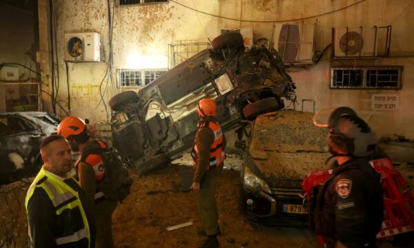 Forcat e Mbrojtjes së Izraelit kanë nisur një valë masive sulmesh kundër infrastrukturës së regjimit iranian në perëndim të vendit.