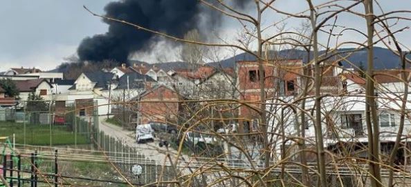 Zjarr në gomëra dhe mbeturina pranë banesave në Hajvali