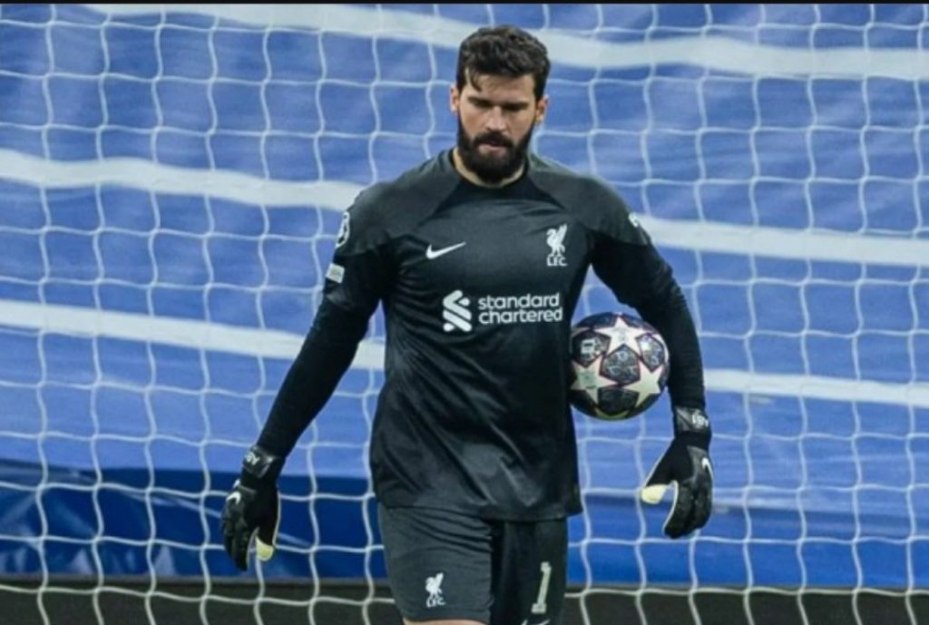 Liverpool aktivizon opsionin për rinovimin njëvjeçar të kontratës së Alisson Becker deri në vitin 2027.