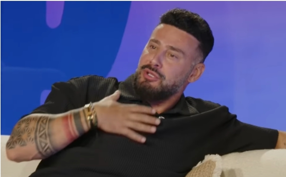 Robert Berisha puthi në buzë Vivien Thanon gjatë emisionit të tij live.