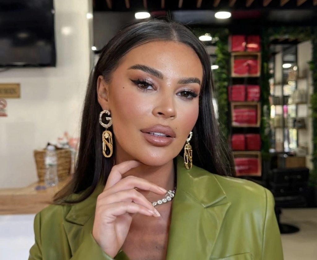 Santiana Maloku provokon me stil nga ashensori