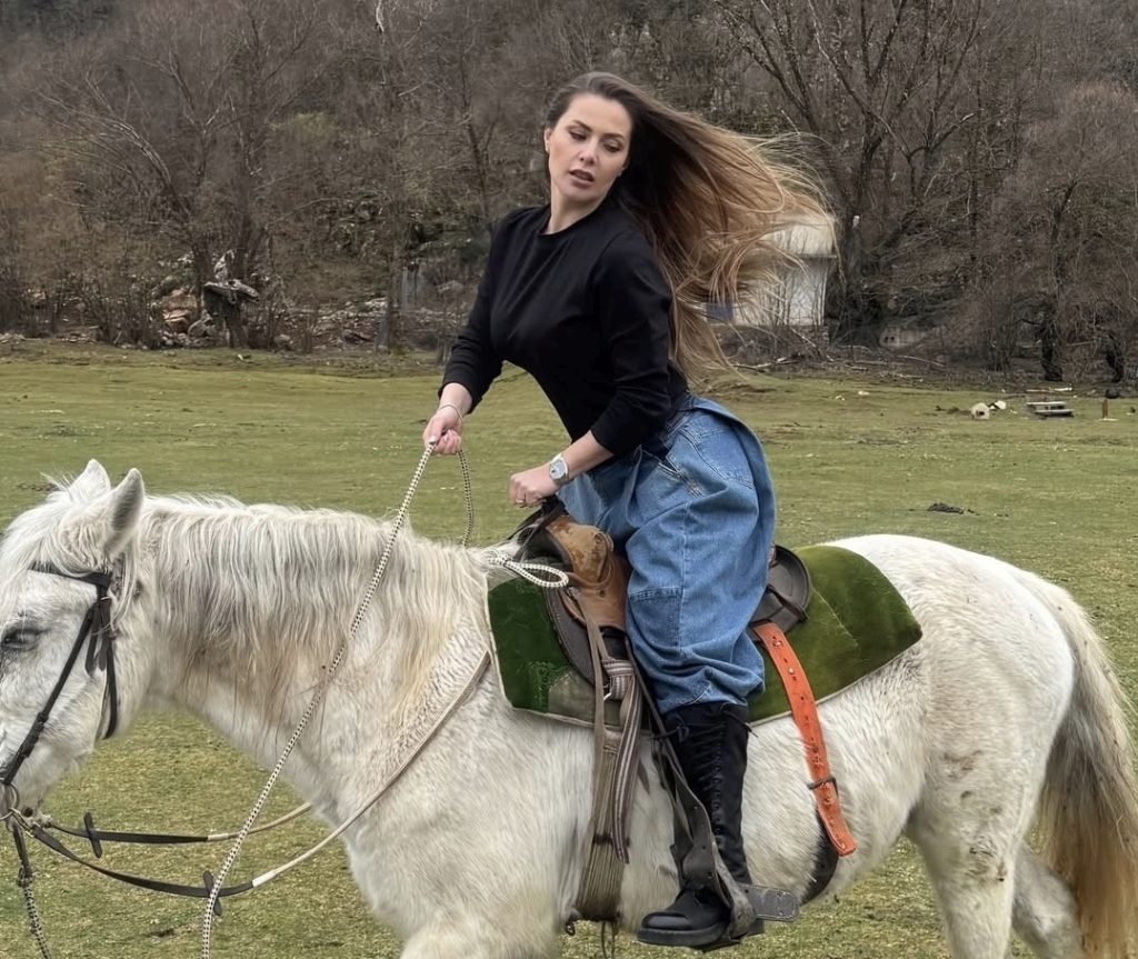 Olta Gixhari provokon fansat me postimin e ri në rrjetet sociale