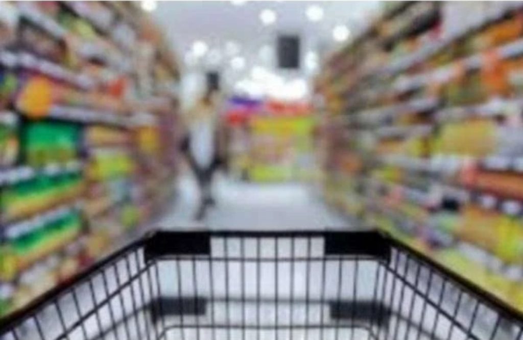 Panik dhe blerje masive ushqimesh në Bosnjë, qytetarët kalojnë në Kroaci për oferta më të mira